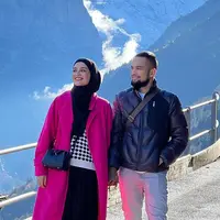 Dalam kesempatan tersebut, Shireen Sungkar dan Teuku Wisnu juga memperlihatkan kemesraan. Hal ini pun disebut-sebut oleh netizen jika keduanya tengah menikmati honeymoon kedua. (Liputan6.com/IG/@shireensungkar)