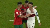 Pemain Timnas Portugal, Cristiano Ronaldo meninggalkan lapangan sambil dihibur dua pemain Timnas Maroko usai laga babak perempatfinal Piala Dunia 2022 di Al Thumama Stadium, Doha, Qatar, Sabtu (10/12/2022) malam WIB. (AP/Alessandra Tarantino)
