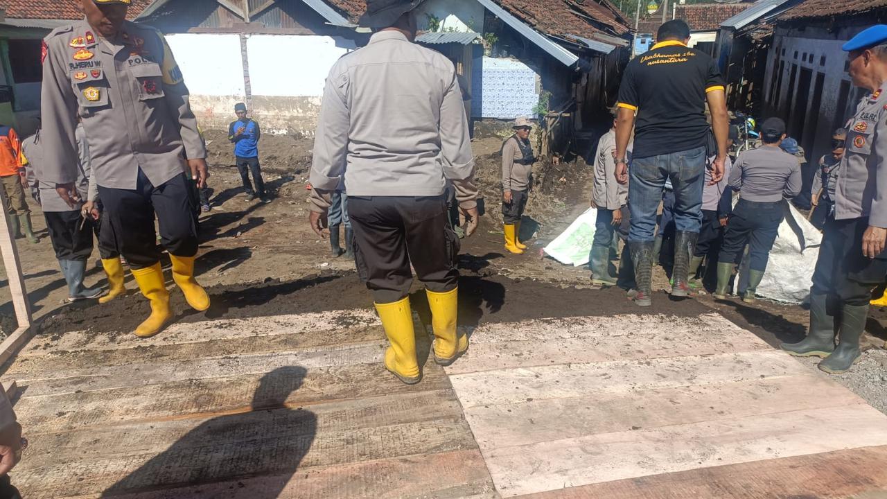 Polisi sudah olah TKP dan menemukan beberapa barang bukti ledakan petasan di Blitar. (Dian Kurniawan/Liputan6.com)