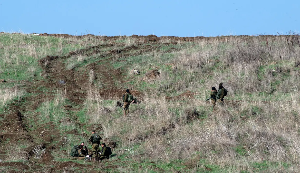 Para tentara Israel terlihat di Dataran Tinggi Golan yang diduduki Israel pada 18 November 2020. Sebanyak 10 tentara Suriah dan pejuang pro-pemerintah tewas akibat serangan baru Israel terhadap situs-situs militer Suriah di ibu kota Damaskus jelang Rabu (18/11) dini hari. (Xinhua/JINI/Gil Eliyahu)