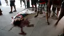 Seorang pelajar wanita tewas tertembak peluru nyasar saat polisi melakukan penangkapan terhadap pengedar narkoba di Pavuna, Rio de Janeiro, Brasil, Kamis (30/3). (AP Photo / Diego Herculano)