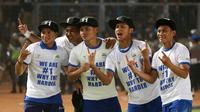 Gaya pemain Persib saat merayakan kemenangan Persib atas Sriwijaya FC 2-0 dalam Final Piala Presiden 2015 di Stadion Utama Gelora Bung Karno, Jakarta, Minggu (18/10/2015). (Bola.com/Nicklas Hanoatubun)