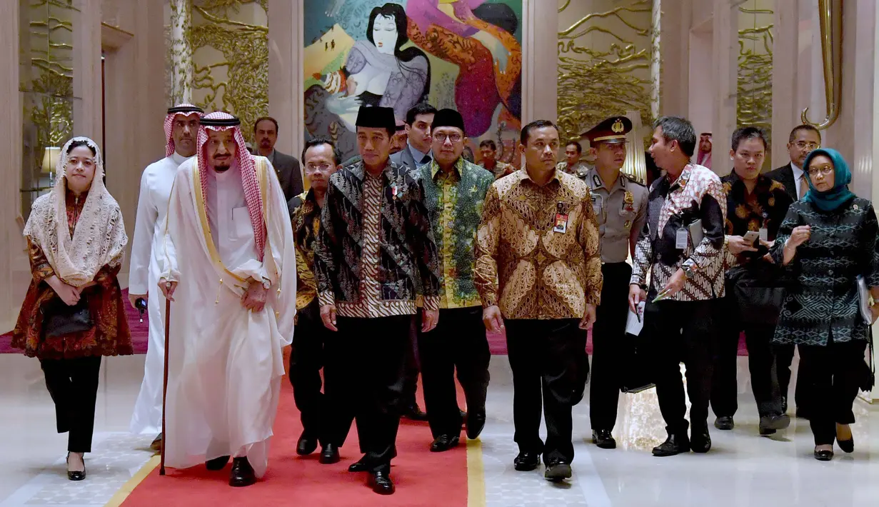 Presiden Jokowi dan Raja Salman saat tiba di ruang pertemuan Hotel Raffles, Kuningan, Jakarta, Jumat (3/3). Raja Salman ditemani Jokowi akan berdialog dengan tokoh lintas agama di Indonesia). (Biro Pers Setpres/Laily Rachev)