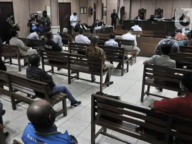 Tamu persidangan duduk berjauhan saat penerapan social distancing di Pengadilan Negeri Jakarta Utara, Kamis (19/3/2020). Pihak PN Jakarta Utara menerapkan social distancing mengikuti kebijakan Pemprov DKI guna mencegah penyebaran virus Conora Covid-19. (merdeka.com/Iqbal Nugroho)