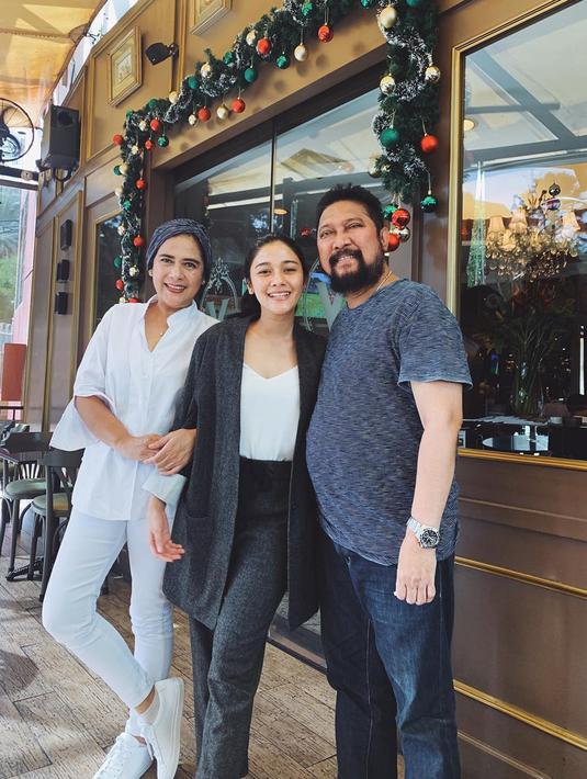 Gaya pesinetron satu ini juga bisa dijadikan inspirasi. Pasalnya, busana semi formal ini bisa digunakan dalam beberapa acara, baik bersantai ataupun menghadiri acara berkonsep semi-formal. (Liputan6.com/IG/@naymirdad)