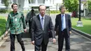 Mantan Perdana Menteri Jepang, Yasuo Fukuda (tengah) berjalan di halaman Istana Merdeka saat melakukan kunjungan, Jakarta, Jumat (27/10). Dalam kunjungannya, Fukuda hadir bersama para pengusaha Negeri Sakura. (Liputan6.com/Angga Yuniar)