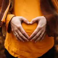 ilustrasi perut hamil/Photo by Alicia Petresc on Unsplash