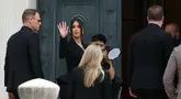 Pesohor asal Amerika Serikat (AS), Kim Kardashian (tengah) melambaikan tangan saat tiba di Pengadilan Assize, Paris, Prancis pada 13 Mei 2025. (Alain JOCARD/AFP)