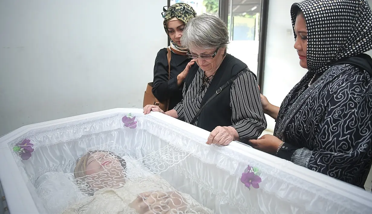 Yana Zein meninggal dunia pada 1 Juni 2017. Ia menghembuskan napas terakhir karena kanker payudara. Yana sempat melakukan pengobatan di China selama tiga bulan. (Bambang E. Ros/Bintang.com)