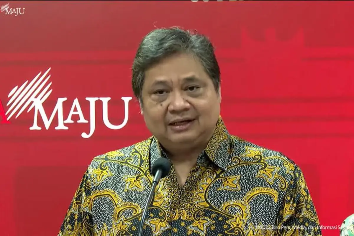 Menteri Koordinator Bidang Perekonomian Airlangga Hartarto selaku Ketua Komite Cipta Kerja dalam Konferensi Pers di Istana Negara