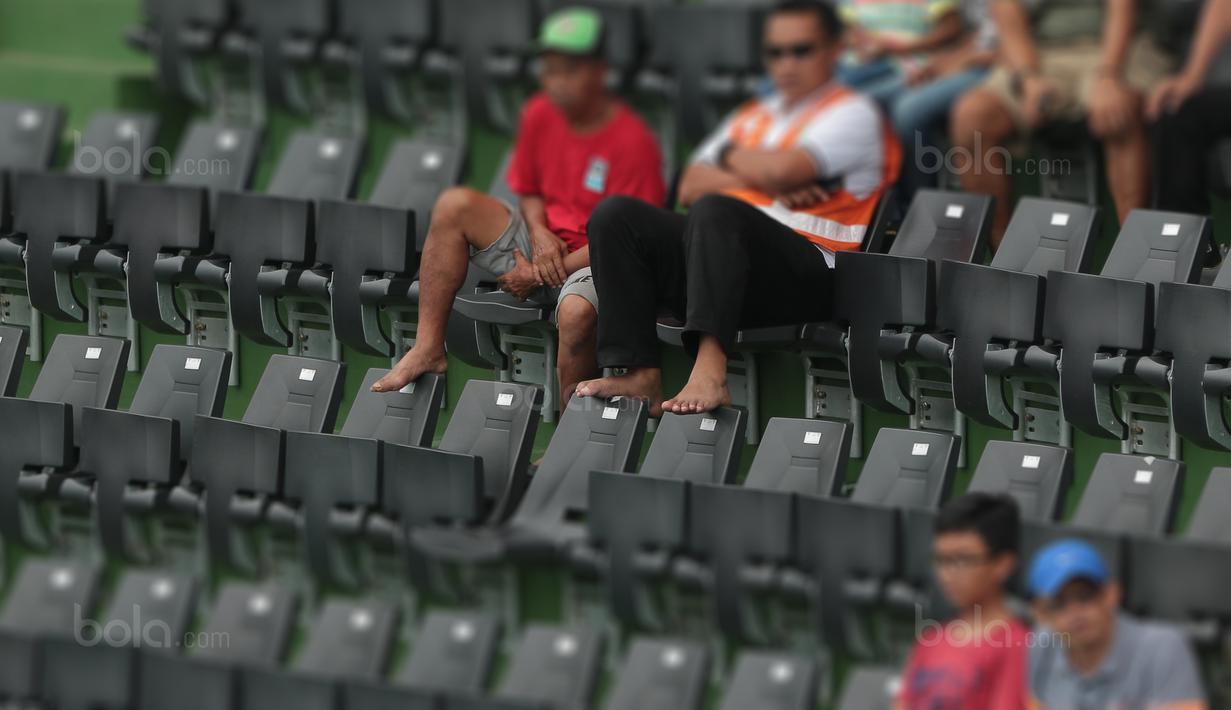 Penonton Santai menyaksikan mengankat kaki pada sandaran kursi saat laga Piala Davis 2018 grup dua Asia/Oceania di Senayan, Jakarta, Sabtu (4/2/2018). (Bola.com/Nick Hanoatubun)