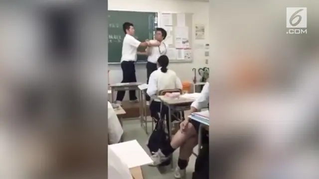 Seorang siswa di Jepang berani menendang gurunya, setelah sang guru menegurnya karena bermain handphone di kelas.