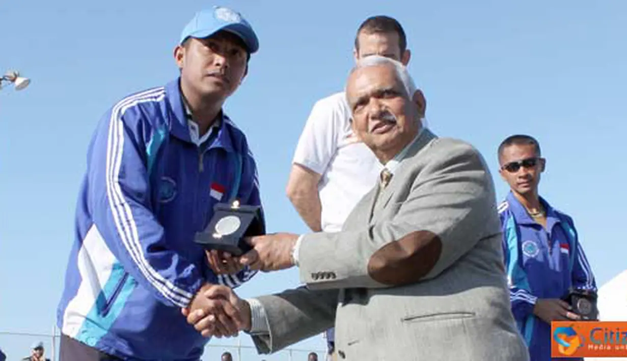 Citizen6, Lebanon: Girish Sinha selaku Director of Mission Support menyerahkan medali kepada Kasi Intel pada upacara penutupan turnamen. (Pengirim: Badarudin Bakri Badar)