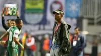 Pelatih PS TNI, Suharto AD, di Stadion Pakansari, Bogor, Minggu (21/8/2016). (Bola.com/Nicklas Hanoatubun)