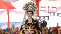 Arumi Bachsin tampil cantik dengan mengenakan busana khas Osing, Banyuwangi, Jawa Timur (Dok.Instagram/@emildardak/https://www.instagram.com/p/B0ZY6QEFoap/Komarudin)