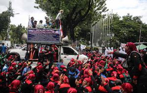 Ratusan buruh dari FSMPI dan Perwakilan Daerah KSPI melakukan aksi di depan Balai Kota DKI Jakarta, Senin (29/11/2021). Buruh menuntut Gubernur DKI Jakarta Anies Baswedan membatalkan Upah Minimum Provinsi (UMP) Jakarta 2022. (Liputan6.com/Faizal Fanani)