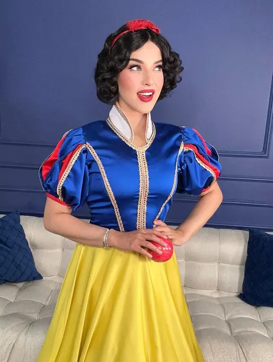 Tasya Farasya tampil mengenakan wig rambut hitam ikal dengan bando pita berwarna merah yang sangat khas dari Snow White. Foto: Instagram.