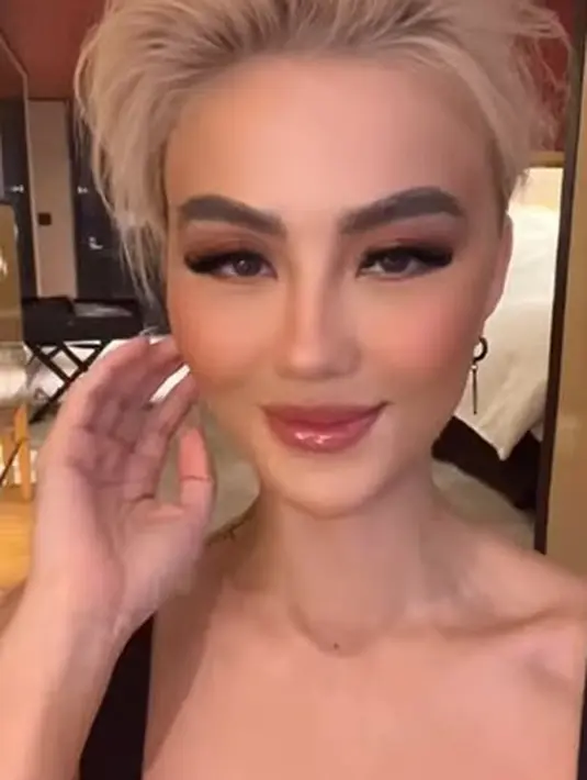 Agnez pun menanggapi santai kritik pedas netizen tentang wajahnya sekarang. Ia juga pernah mengunggah foto-foto ketika dirinya tanpa makeup untuk menepis tudingan oplas. (instagram.com/agnezmo)