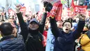 Pengunjuk rasa bereaksi setelah Presiden Korea Selatan Park Geun-hye resmi dimakzulkan oleh Mahkamah Konstitusi di Seoul, Jumat (10/3). Keputusan MK ini menjadikan Park Geun-hye menjadi Presiden Korsel pertama yang dimakzulkan. (AP Photo/Lee Jin-man)