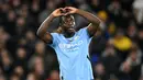 <p>Pemain Manchester City, Jeremy Doku melakukan selebrasi setelah mencetak gol ke gawang Nottingham Forest pada laga lanjutan Liga Inggris 2024/2025 di Etihad Stadium, Manchester, Inggris, Kamis (05/12/2024). (AFP/Oli Scarff)</p>