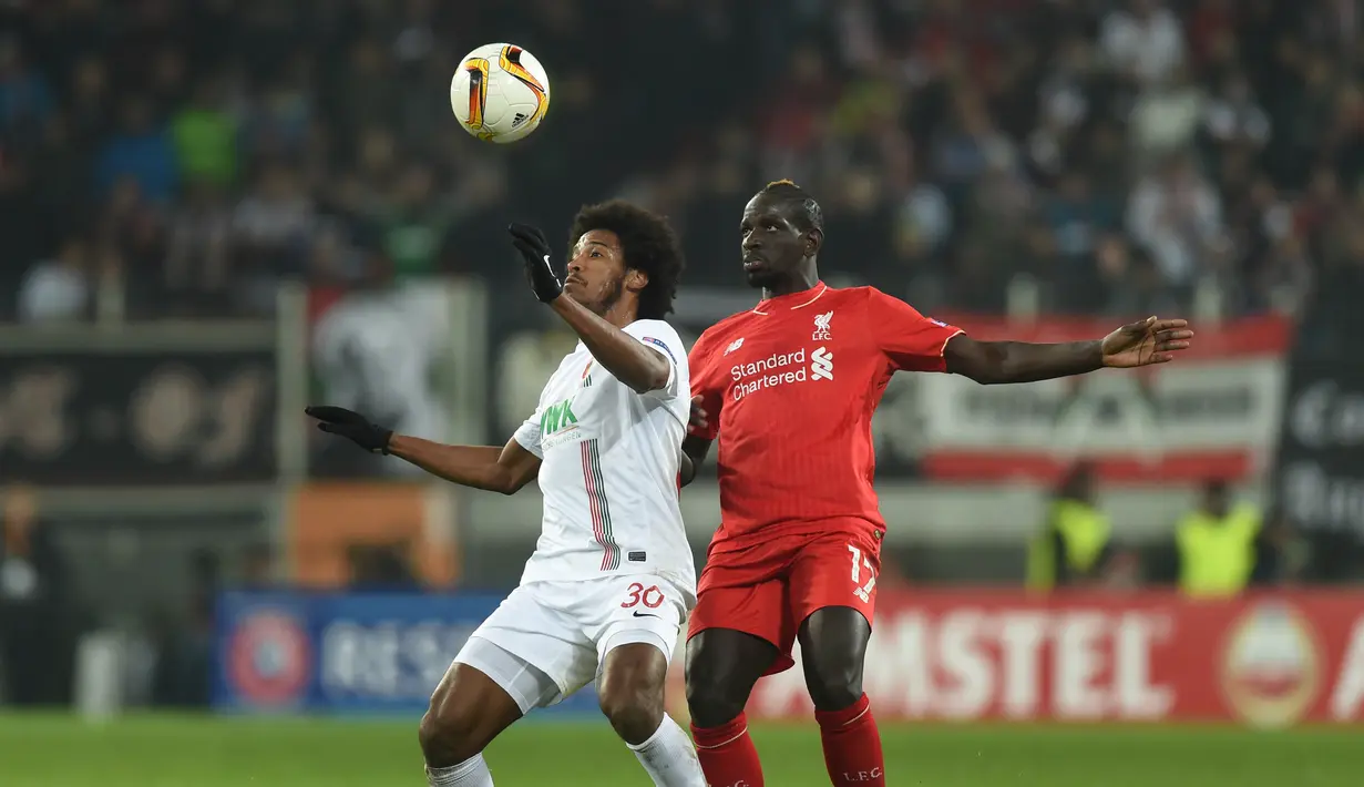 Perebutan bola antara pemain Augsburg, Caiuby (kiri), dengan pemain Liverpool, Mamadou Sakho, pada laga leg pertama 32 besar Liga Europa, di WWK Arena, Augsburg, Jerman, Jumat (19/2/2016) dini hari WIB. (AFP/Christof Stache)