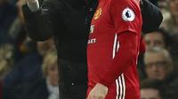 Jose Mourinho memberitahukan taktik kepada Wayne Rooney saat melawan Hull City pada lanjutan Premier League pekan ke-23 di Old Trafford, Manchester, selasa (01/02/2017) waktu setempat. MU bermain imbang 0-0. (AP/Dave Thompson)
