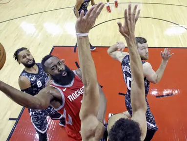 Pebasket Houston Rockets, James Harden, berusaha memasukan bola saat pertandingan melawan San Antonio Spurs pada laga NBA di Toyota Center Selasa (13/2/2018). Houston Rockets menang 109-93 atas San Antonio Spurs. (AP/David J. Phillip)