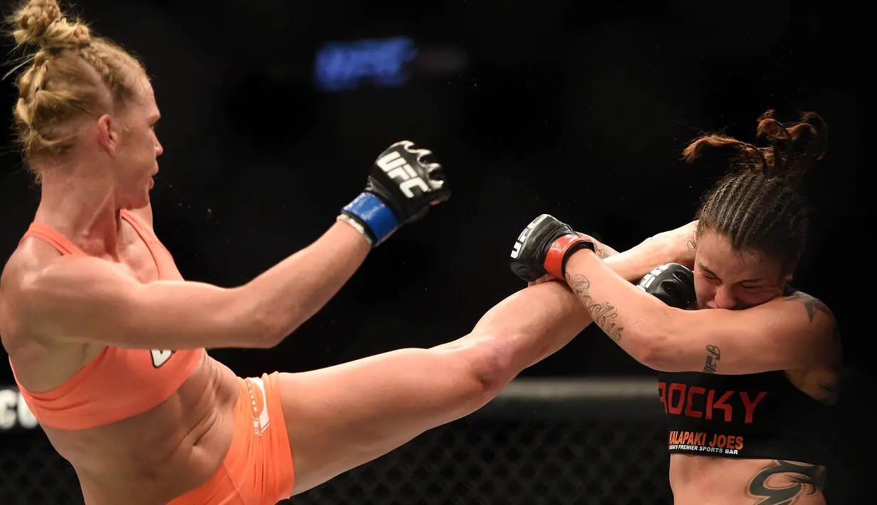 Holly Holm (kiri) saat tampil menghadapi Raquel Pennington pada laga kelas batam UFC Women. (Getty Images/AFP/Harry How)