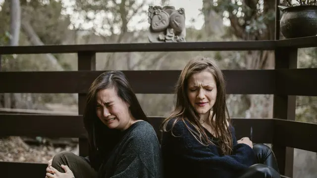 illustrasi wanita  berteman