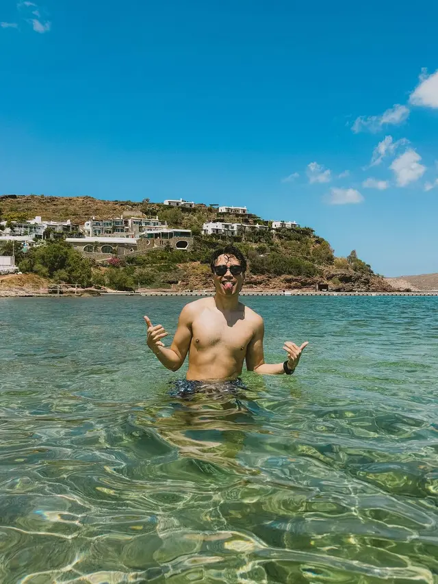 7 Potret Vidi Aldiano dan Sheila Dara Liburan di Santorini, Pamer Kemesraan