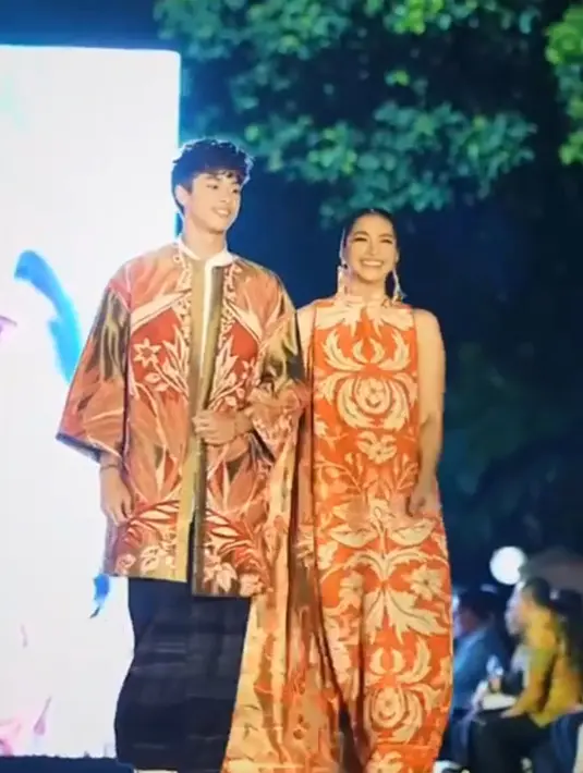 Maudy Koesnaedi dan Putranya, Eddy tampil dengan batik merah dari Denny Wirawan. Maudy tampil elegan dengan dressnya. [@bibozein]