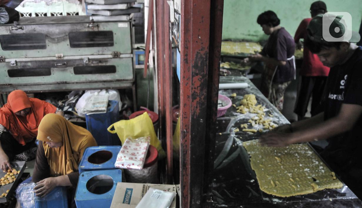 Pekerja saat menyelesaikan produksi kue kering di industri rumahan Pusaka Kwitang, Jakarta, Kamis (6/4/2023). (merdeka.com/Iqbal S Nugroho)