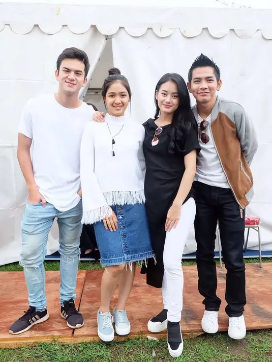 Kalau yang satu ini, Syifa dan Rizky sedang hadir di acara musik pagi Inbox. Keduanya kompak dengan baju putih dan bawahan denimnya. (Instagram/cutsyifaa)