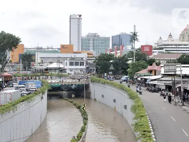 Banjir merendam Underpass Senen, Jakarta, Selasa (25/2/2020). Hujan deras yang mengguyur Ibu Kota sejak dini hari tadi menyebabkan Underpass Senen terendam banjir setinggi dua meter sehingga mengakibatkan akses Cempaka Putih-Pasar Senen terputus. (merdeka.com/Iqbal Nugroho)