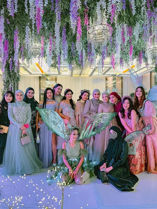 Mulai dari riasan wajah bold dengan nuansa keunguan, Luna Maya tampil totalitas dengan dress peri, lengkap dengan sayapnya. [Foto: Instagram/lunamaya]