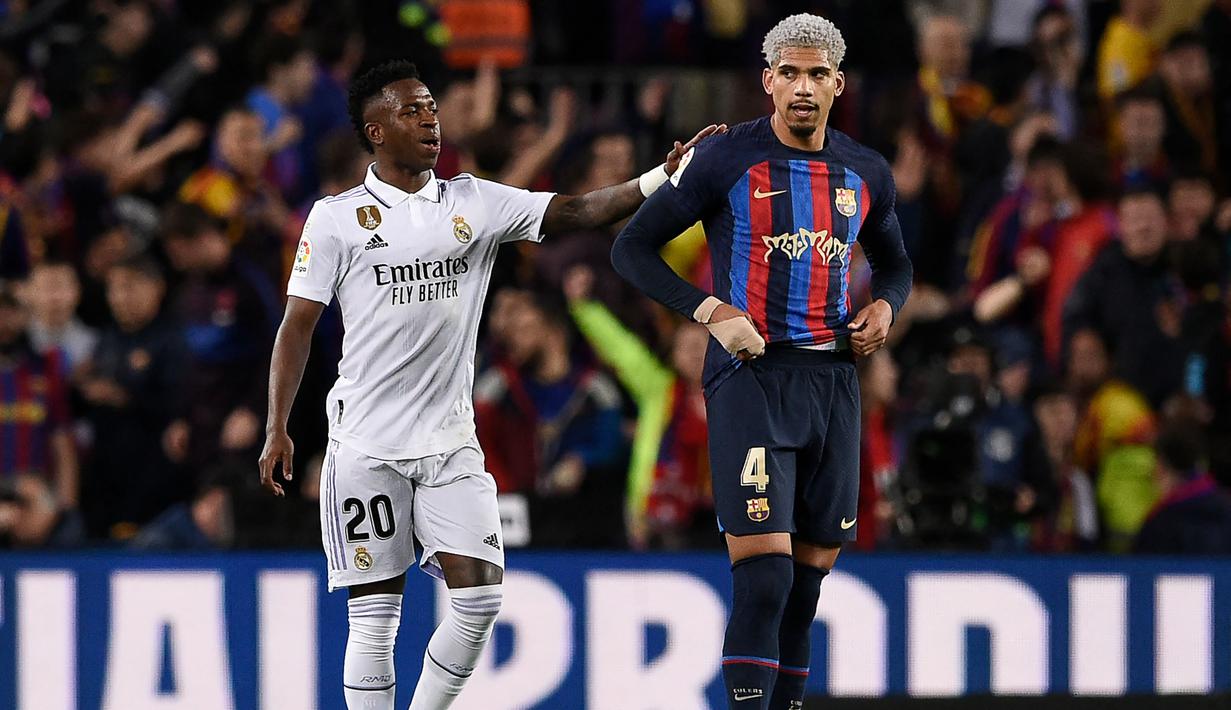 Bek Barcelona, Ronald Araujo (kanan) mencetak gol bunuh diri saat laga El Clasico menghadapi Real Madrid pada laga pekan ke-26 La Liga 2022/2023 (19/3/2023). Gol bunuh diri tersebut terjadi pada menit ke-9 saat kedudukan masih imbang 0-0. Untungnya, Barcelona akhirnya menang 2-1 lewat dua gol Sergi Roberto dan Franck Kessie. (AFP/Josep Lago)