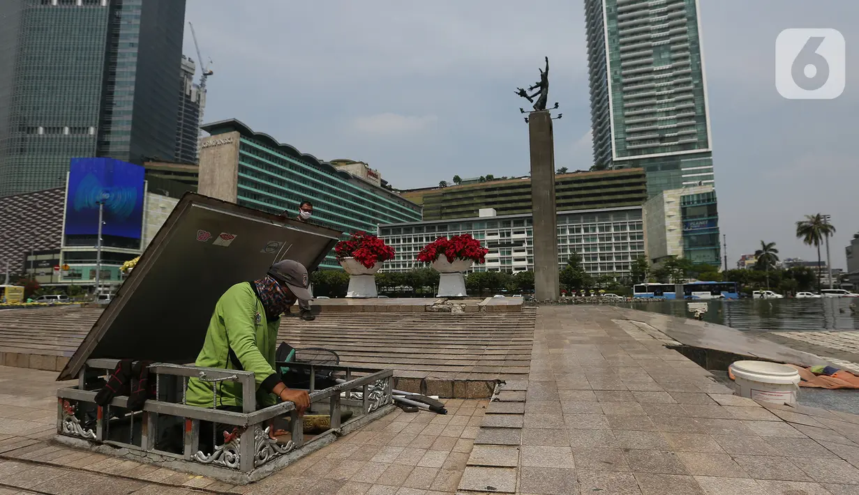 Petugas melakukan perawatan kolam Patung Selamat Datang Bundaran HI, Jakarta, Selasa(1/9/2020).Perawatan skala rutin dilakukan agar terhindar dari masalah kerusakan seperti lampu kolam, pipa berkarat, batu lantai kolam, dan lain-lain. (merdeka.com/Imam Buhori)