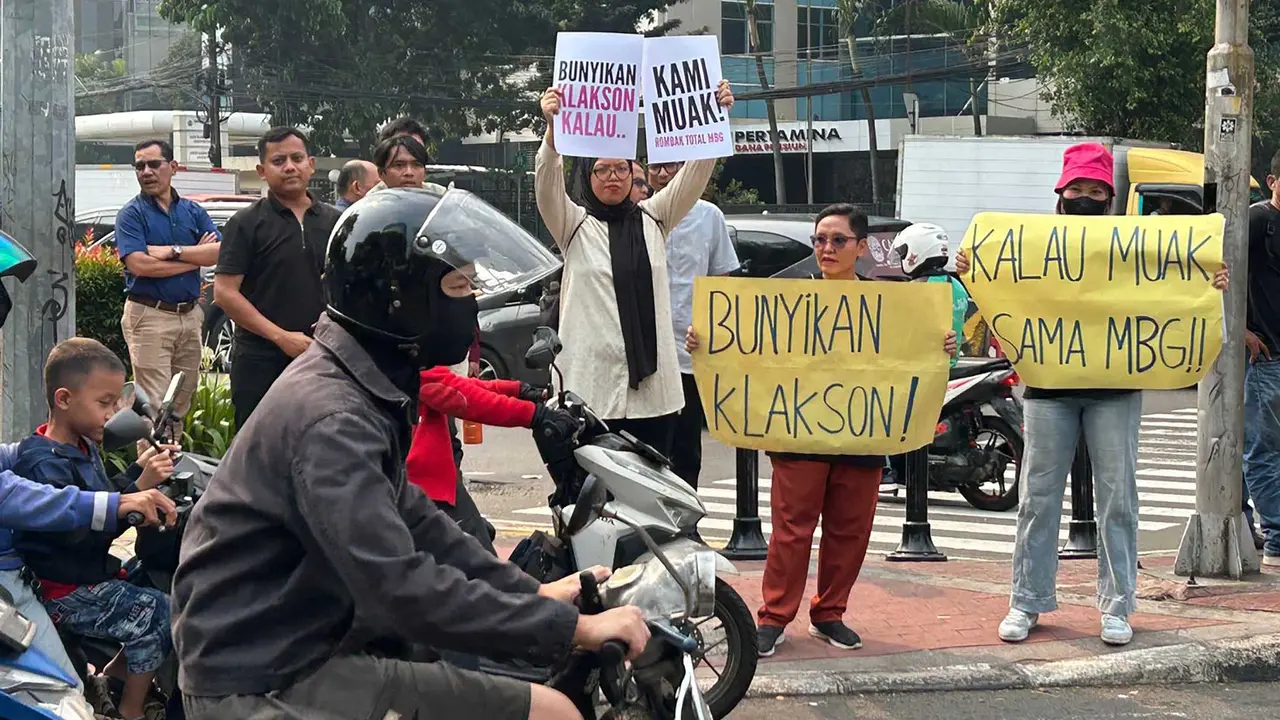 Kritik MBG, Pengunjuk Rasa Ajak Pengguna Jalan Bunyikan Klakson