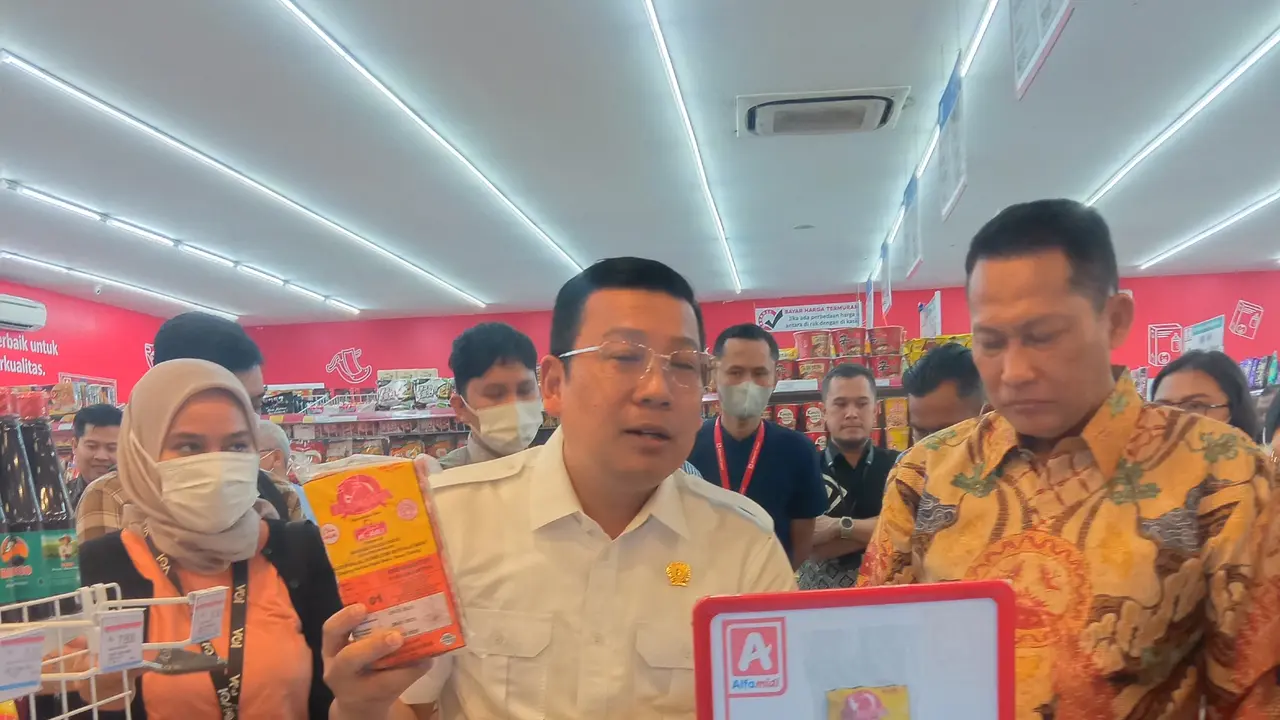 Perum Bulog dan Badan Pangan Nasional (NFA) menggelar operasi pasar daging kerbau beku hasil impor India di Alfamidi Super Bangka Raya di Jakarta, Jumat (14/4/2023)