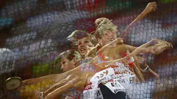 Foto yang diambil dengan teknik multi exposure ini menunjukkan saat atlet Jerman, Nadine Mueller, sedang berlomba di nomor lempar cakram putri Kejuaraan Dunia Atletik 2015 di Stadion Nasional, Beijing, Tiongkok. (25/8/2015). (Reuters/Kai Pfaffenbach)
