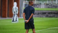 Gelang Tridatu dipakai oleh Pelatih Timnas Indonesia, Patrick Kluivert, di tangannya saat sesi latihan Timnas di Bali United Training Center. (Bola.com/Alit Binawan)