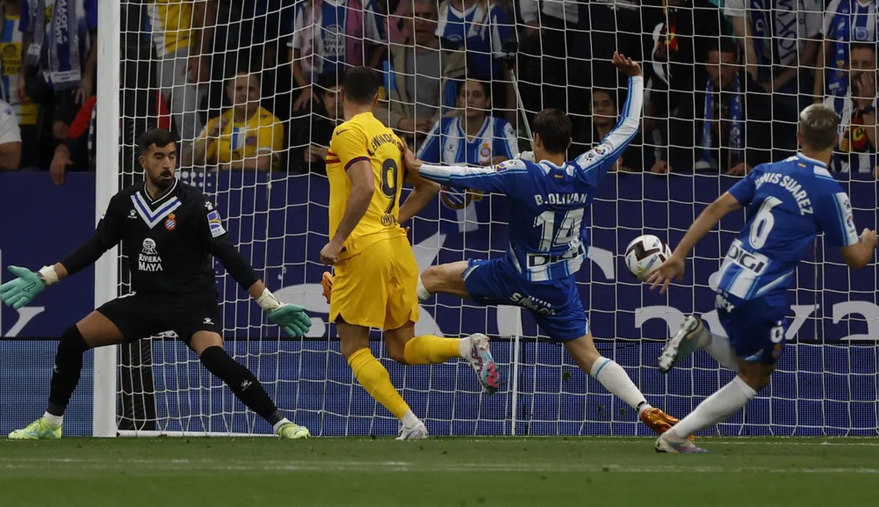 <p>Empat gol Barcelona dicetak oleh Robert Lewandowski (2), Alejandro Balde, dan Jules Kounde. (AP Photo/Joan Monfort)</p>