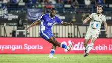 Bek Persib Bandung, Gabriel Mutombo melawan Gustavo Franca dari Arema FC pada laga Grup A Piala Presiden 2026 di Stadion Si Jalak Harupat, Kabupaten Bandung, Sabtu (25/7/2026). (Media Piala Presiden 2026)