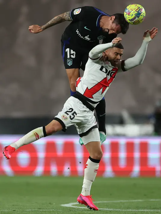 Gol-gol di babak pertama dari Nahuel Molina dan Mario Hermoso membawa Atletico Madrid meraih kemenangan 2-1 atas Rayo Vallecano. (Photo by Pierre-Philippe MARCOU / AFP)