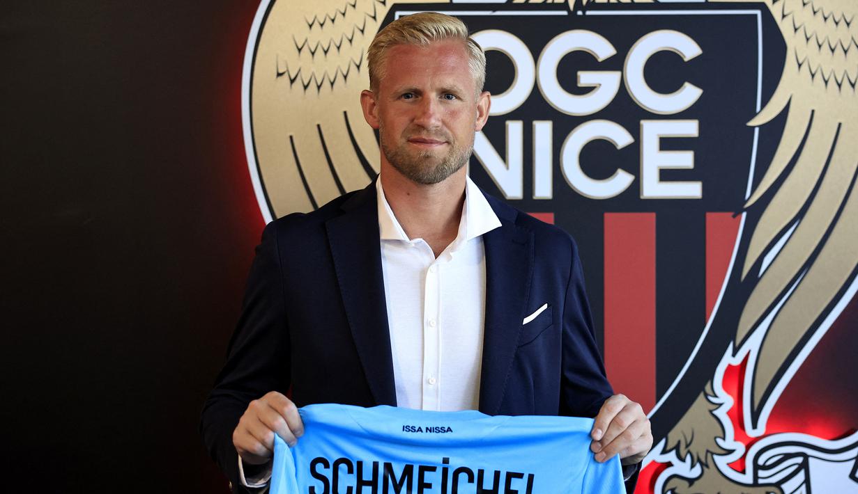 Kasper Schmeichel. Kiper Denmark berusia 35 tahun yang telah berseragam Leicester City sejak awal musim 2011/2012 ini secara mengejutkan memutuskan hijrah ke OGC Nice di bursa transfer musim panas 2022/2023 ini. Ia dilepas The Foxes dengan nilai transfer hanya 1 juta euro dengan durasi kontrak selama 3 tahun hingga Juni 2025. Bersama Leicester City ia total tampil dalam 478 laga di semua ajang dengan torehan 147 kali clean sheet dan kebobolan 586 gol. (AFP/Valery Hache)
