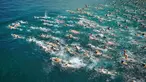 Para peserta memenuhi Danau Zurich saat berpartisipasi dalam perhelatan tahunan di Swiss, 5 Juli 2017. Dalam ajang tersebut, ratusan orang harus bersaing mengarungi Danau Zurich sejauh 1,5 kilometer. (AFP PHOTO / Michael Buholzer)