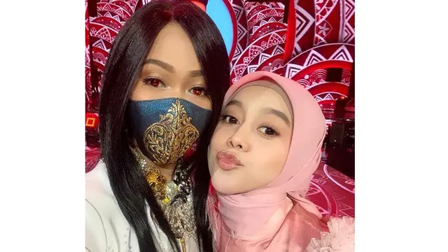 Sering Ganti Model Rambut, Ini 6 Gaya Inul Daratista dengan Wig Berwarna Hitam