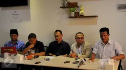 Diskusi bertajuk Koalisi Masyarakat Berantas Mafia Parlemen Menyikapi Perkembangan Sidang MKD di Dres Kopitiam, Jl Agus Salim, Jakarta Pusat, Selasa (8/12/2015). (Liputan6.com/Faisal R Syam)