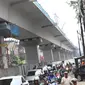 Pengendara melintas di bawah pembangunan proyek Mass Rapid Transit (MRT) Jakarta di kawasan Cilandak, Selasa (5/9). Pembiayaan proyek pembangunan tersebut dengan anggaran sebesar Rp 2,7 triliun perkilometer. (Liputan6.com/Immanuel Antonius)