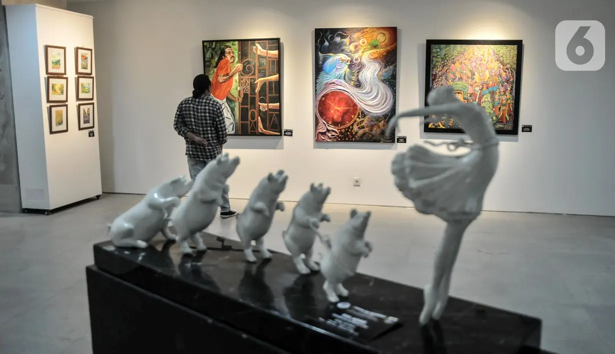 Pengunjung mengamati karya yang dipamerkan di Ruang Galeri Seni, Taman Ismail Marzuki (TIM), Cikini, Menteng, Jakarta Pusat, Rabu (8/6/2022). Pameran ini menampilkan berbagai karya seni kontemporer, kaligrafi, batik, dan lain sebagainya. (merdeka.com/Iqbal S. Nugroho)